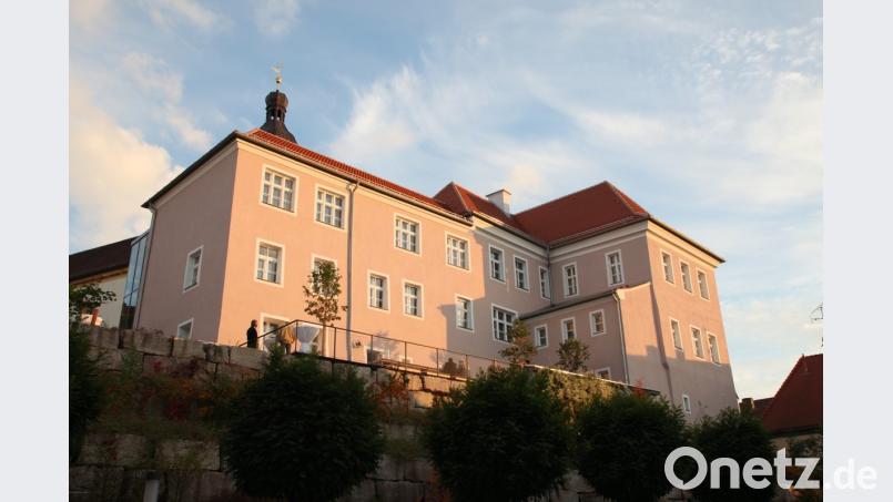 Die Generalsanierung des historischen Pfleghofes in Schwandorf wurde über Städtebaumittel gefördert. Dort sind jetzt das Tourismusbüro, die VHS und die Schülerbetreuung der Gerhardingerschule untergebracht.  	Bild: Götz