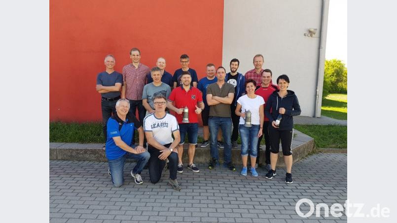 Die zwei Siegermannschaften bei der 19. Schnaittenbacher Stadtmeisterschaft im Volleyball für Freizeitteams - rechts Karin Nanka (mit Pokal) von der Mannschaft Freimberger und in der Bildmitte Markus Hiltl (mit Pokal) von den TUS-Oldies zusammen mit Turnierleiter Günter Dobmeier (vorne links).  	Bild: Rindfleisch