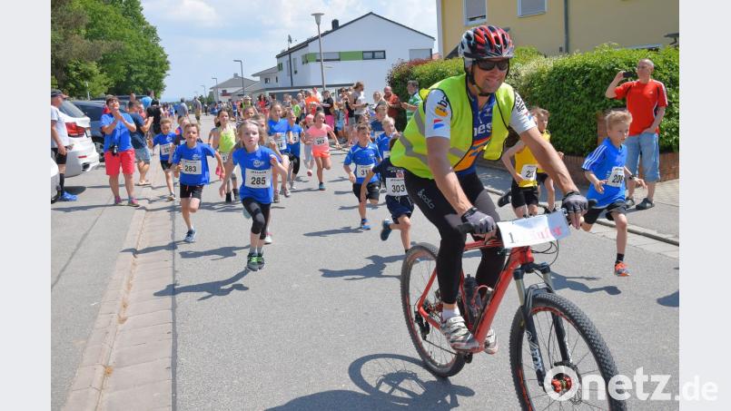 Immer auf der Spur von Peter Schuller waren die quirligen Schülerinnen und Schüler beim 28. Jedermannslauf in Ebermannsdorf.  	Bild: bö