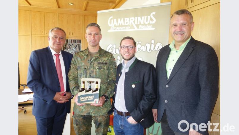 Gemeinsam bringen sie ein Gruß aus der Heimat auf den Weg zu dem Kameraden im Kosovo (von links): OB Kurt Seggewiß, OTL Frank Bergemann, Brauerei-Geschäftsführer Steffen Hartmann, Hauptmann und Stadtrat Hans-Jürgen Gmeiner.  	Bild: exb