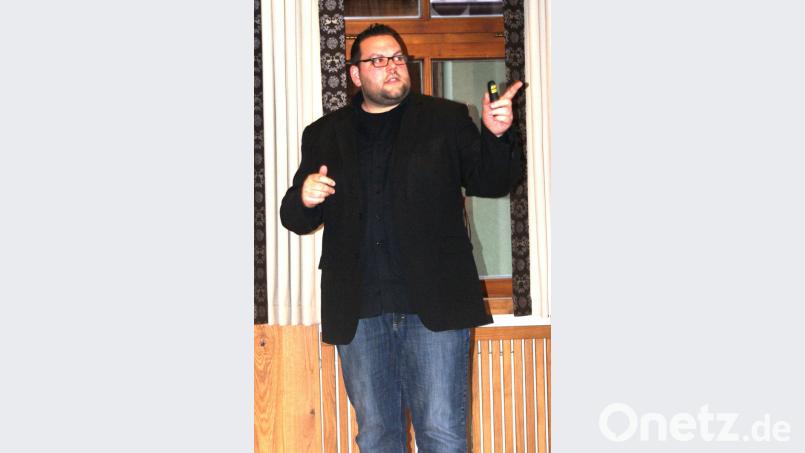 Marco Schmid von "Schmid&amp;Kreative" präsentierte bei einer Vereinsvorständeversammlung die Ergebnisse des im vergangenen Jahr angestoßenen Stadtmarketingprozesses. 	Bild: weu