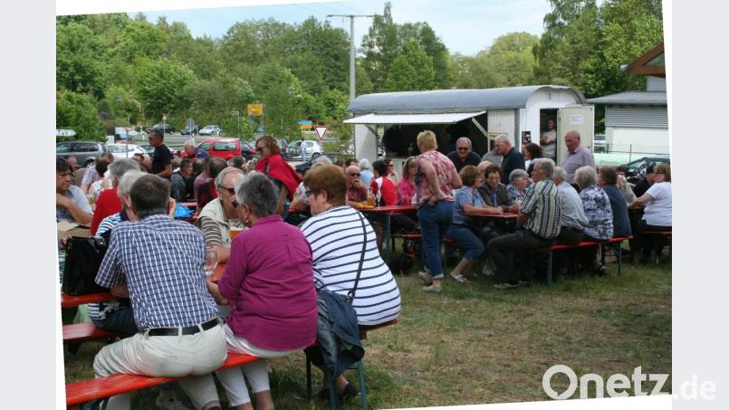 Zum Plaudern und Genießen wird beim Imkerfest wie immer das Freigelände am Lehrbienenstand genutzt. Auch ein deftiger Regenschauer stört die Gäste dabei nicht: Sie nutzen das Festzelt als Ausweichquartier, um dann bis in den späten Abend hinein im Freien weiter zu feiern.  	Bild: gpa
