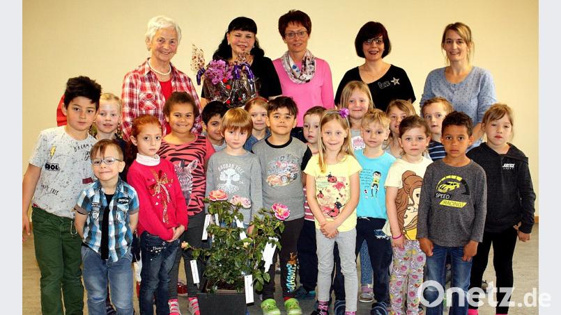 Mit Blumen und Sprüchen danken die Kinder Nelja Zilke zum 25-jährigen Betriebsjubiläum bei der Arbeiterwohlfahrt.  	Bild: R. Kreuzer