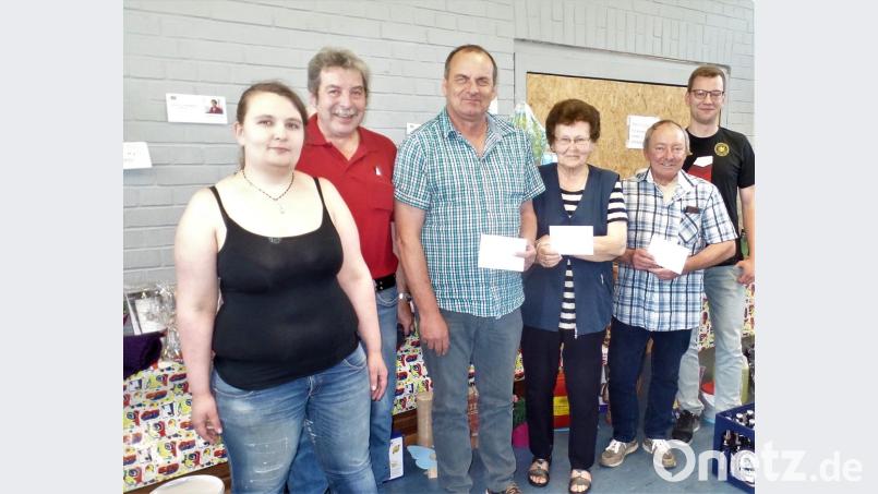 Vorsitzende Saskia Bäuml und Turnierleiter Lothar Pöll übergeben an Rudolf Schlagenhaufer 150 Euro, an Barbara Hermann 100 und Wilhelm Kemptner 50 Euro Prämie. Den Trostpreis zum Üben erhält Georg Hanauer (von links). 	Bild: jml