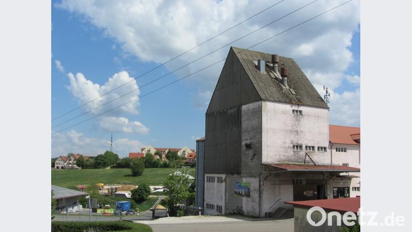 Die Raiffeisen-Lagerhaus GmbH will die Getreidespeicherung auf fünf neue Silos im hinteren Bereich des Grundstücks verlagern. Der Abriss der bestehenden, maroden Anlagen ist zumindest zeitlich ungewiss.  	Bild: aks
