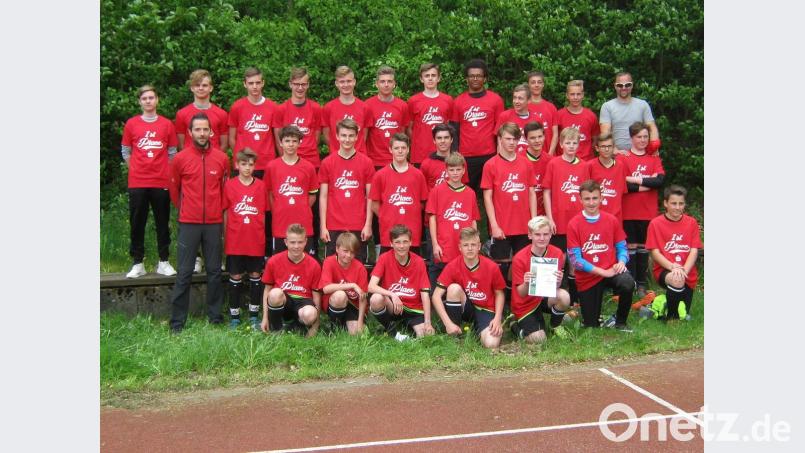 Die Sieger tragen Rot: die Fußball-Kreissieger von der Lobkowitz-Realschule Neustadt mit Betreuer Andy Kohl sowie des Gymnasiums Eschenbach mit Wolfgang Seitz.  	Bild: exb