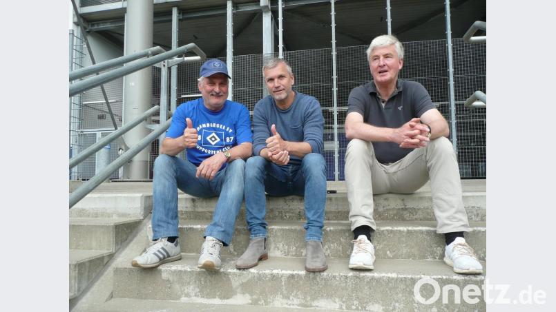 Daumen nach oben: Geht es nach Willi Kilian, HSV-Legende Thomas von Heesen und Bernhard Peters, Direktor Sport, (von links) soll es für den Hamburger SV sofort wieder in die erste Liga gehen.  	Bild: exb/privat