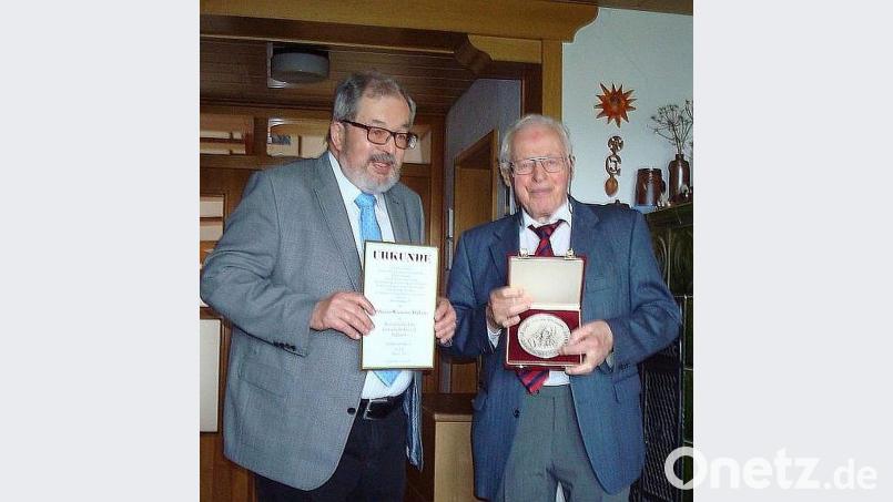 Leopold Uhl (rechts) überreicht Günther Juba die Medaille.  
	Bild: exb