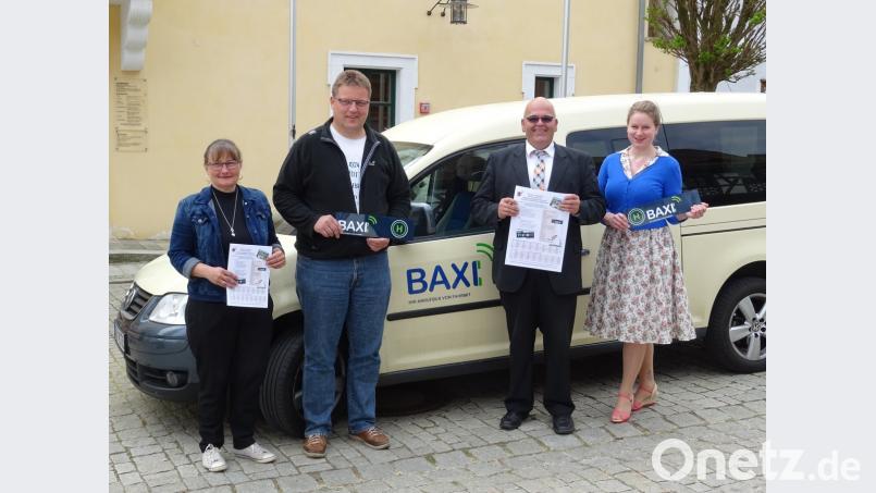 Das kostenlose Transportangebot für Urlaubsgäste innerhalb der Marktgemeinde stellten (von rechts) Ramona Fischer (Gäste-Information), Bürgermeister Klaus Meyer, baxi-Unternehmer Christian Maischl und die Leiterin der Gäste-Information, Ursula Stingl, vor.  	Bild: enz