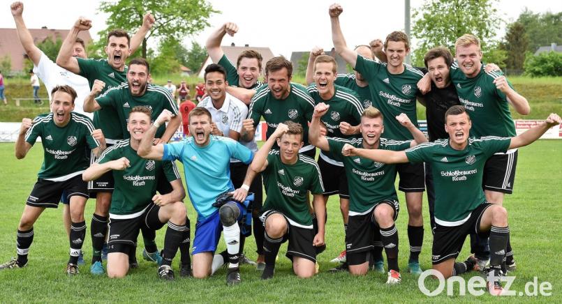 Freude pur und danach eine richtige Party: Die Reuther Spieler bejubeln den Aufstieg in die Kreisliga.  	Bild: Büttner