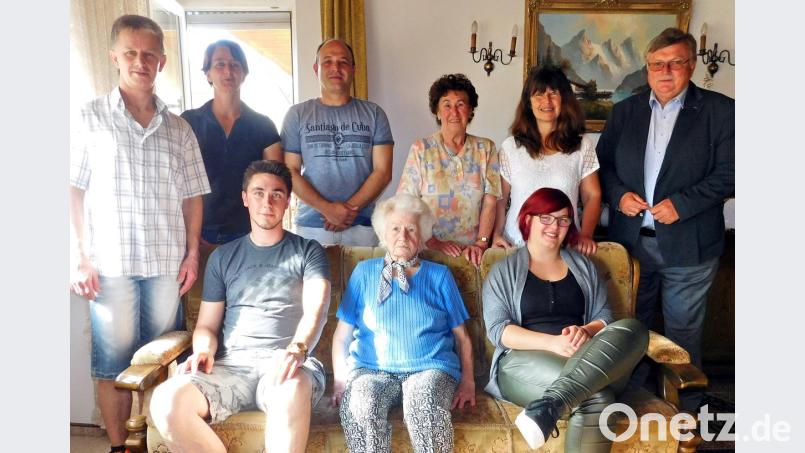 Mancher würde sich im Alter von 90 Jahren wünschen, so fit zu sein wie Maria Giestl (vorne, Mitte). Zum "Runden" gratulieren Johannes Fischer (vorne, links) und Jana Krauß (vorne, rechts), Walter Hess, Trixi und Stefan Kraus, Luise und Claudia Fischer sowie Bürgermeister Manfred Porsch (stehend, von links).  	Bild: hai