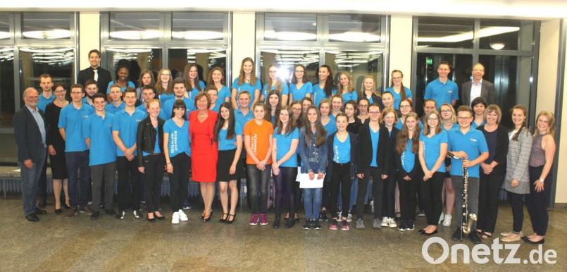 Interpreten, Schulleitung und Musiklehrer dankten Anne Gierlach (im roten Kleid), dass sie die Umgestaltung des Musiksaals am Ortenburg-Gymnasium ermöglicht hat.  	Bild: lg