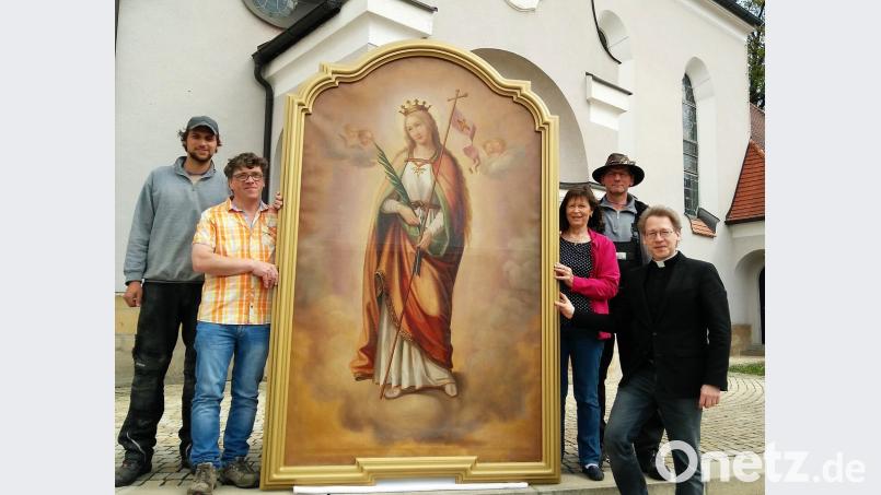 Andreas Mertel, Schreiner Klaus Eichenseer, Pfarrgemeinderatssprecherin Maria Koller, Alfons Mertel und Pfarrer Christian Schulz mit dem Bild der heiligen Ursula.  	Bild: nko