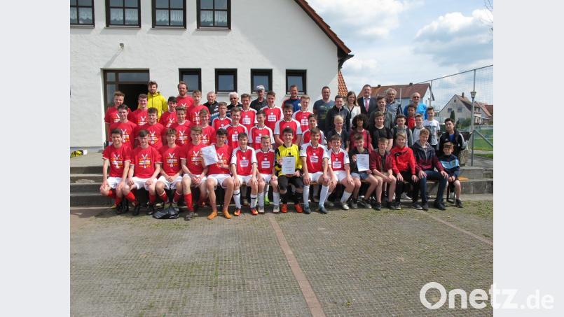 Die Mannschaften Jungen II nach der Landkreismeisterschaft in Vilseck (von links): Sieger HCA-Gymnasium, 2. Krötensee-Mittelschule und 3. Mittelschule Kümmersbruck mit (hinten, von links) Fabian Kastenhuber, Studienrat Alexander Hadasch, Michael Gradl, Karl Eckert (Orga-Team), Platzwart Kurt Fabienke (FV Vilseck), Studienrat Christian Biersack (Krötensee), Lehrer Markus Gleißner (Kümmersbruck), Helena Weih, Bürgermeister Hans-Martin Schertl, Helmut Lippert und Karl Heinz Grollmisch.  	Bild: khg
