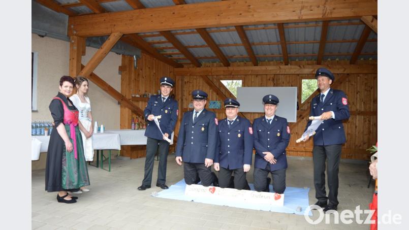 "Auf die Knie" war angesagt für Festleiter Bernhard Baumer, Vorsitzenden Josef Schmid und Festleiter Manfred Eckl (2. bis 3. von re). Zweiter Vorsitzender Marco Bauer (re) und Kommandant Christian Winnerl (li) unterstützten bei den Aufgaben, die die Fahnenmutter Gudrun Dirnberger (vorne) und die Fahnenbraut Simone Dirschwigl stellten.