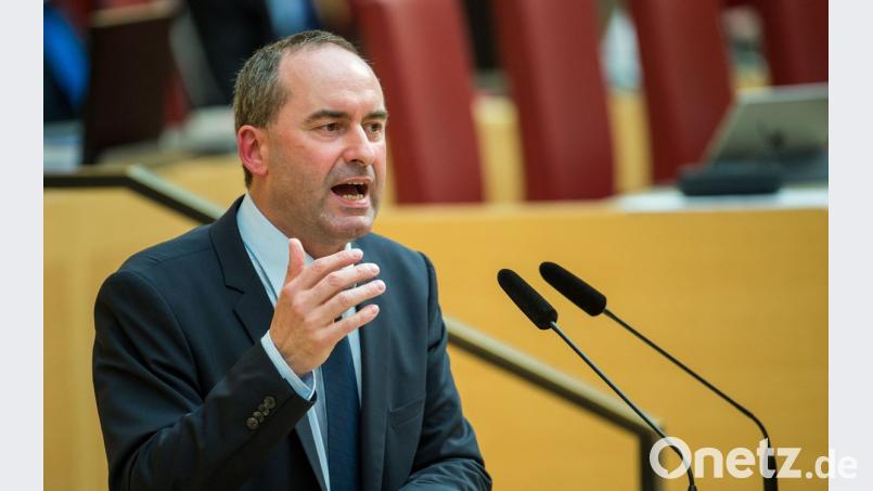 Der Landesvorsitzende der Freien Wähler, Hubert Aiwanger, spricht im Bayerischen Landtag.  	Bild: Lino Mirgeler/dpa
