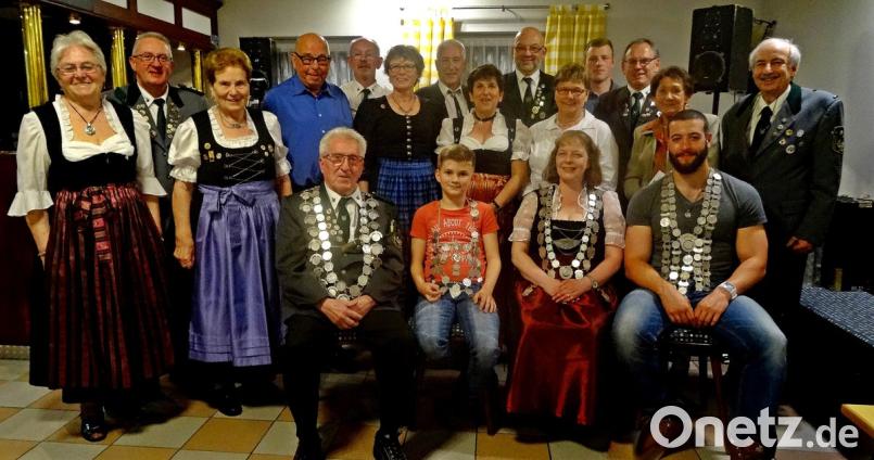 Geehrte-Ehrengäste: von links nach rechts stehend:
Käthe Grünwald, Hubert Heckl, Lotte Bruckner, Karl Ertl, Ferdinand Sabathil, Marion Henrichen, Reinhard Meier, Emma Dworzak, Wolfgang Weiß, Erna Ermer, Daniel Flierl, Johann Bäumler, Paula Frank, Ludwig Friedmann.
von links sitzend:
Heiner Bruckner, Marcel Andes, Ramona Ertl, Rudi Forster.