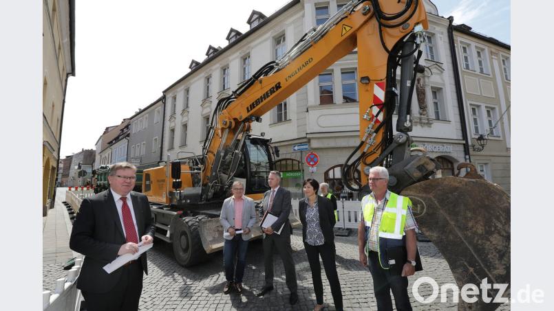 OB Michael Cerny persönlich gab am Montag den Startschuss für die Kanalsanierung in der Unteren Nabburger Straße. Der erste Bauabschnitt läuft bis Oktober. Bild: Wolfgang Steinbacher