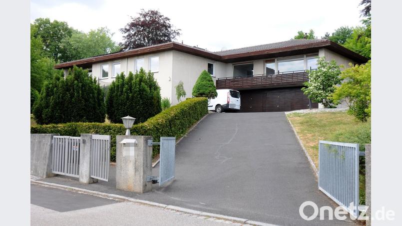 Um dieses Haus in der Straße "Am Südhang" geht es: Der Eigentümer möchte sein Dach umgestalten, Nachbarn befürchten dadurch eine Einschränkung des Blicks vom Aussichtspunkt am Berg. Der Stadtrat diskutierte am Montagabend fast zwei Stunden lang über den vorliegenden Bauantrag und wie damit umzugehen sei. Ein ausführlicher Bericht über die dabei ausgetauschten Argumente folgt.  	Bild: Huber