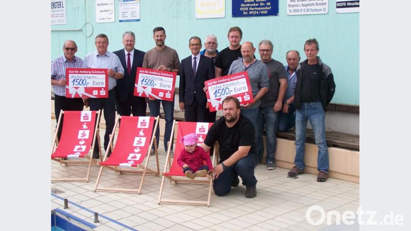 Die Bürgermeister und Vorstände der Fördervereine bei der Spendenübergabe mit Landrat Richard Reisinger