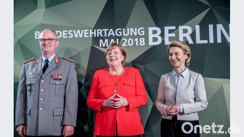 Generalinspekteur Eberhard Zorn, Bundeskanzlerin Angela Merkel und Verteidigungsministerin Ursula von der Leyen (von links) bei der Bundeswehrtagung in Berlin.
Bild: Michael Kappeler/dpa