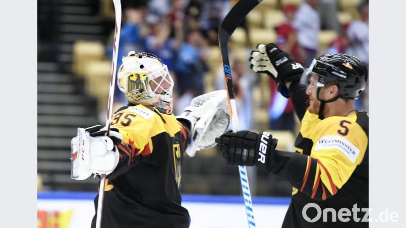 Torwart Mathias Niederberger (links) und Korbinian Holzer bejubeln den Überraschungssieg gegen Finnland. Nun wollen die deutschen Eishockeycracks auch Kanada ärgern.  	Bild: Martti Kainulainen/dpa