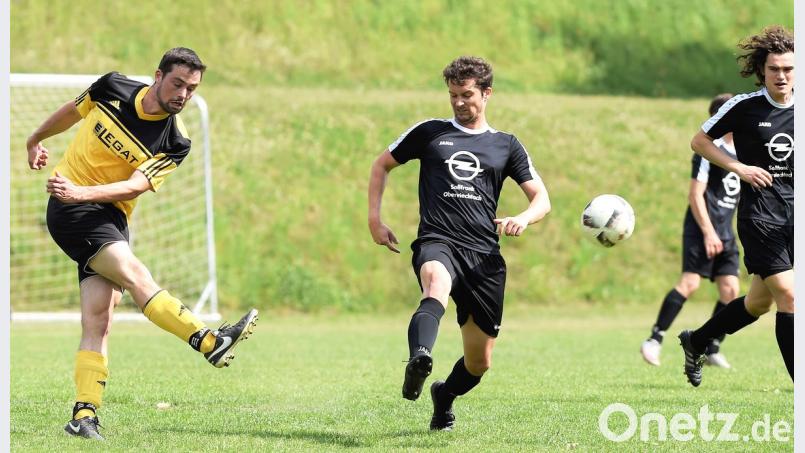 Dominik Bösl (links) zieht vor dem Weidener Florian Gillitzer ab, doch der Versuch brachte nichts ein. Die DJK Neustadt unterlag dem FC Weiden-Ost mit 0:1. Bild: Büttner