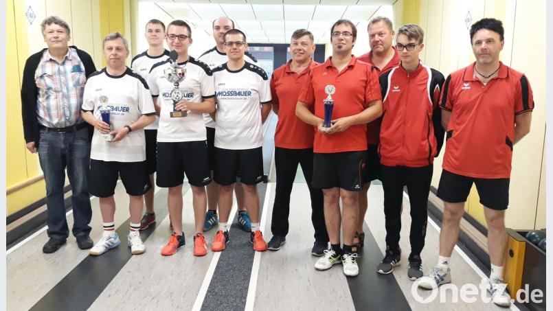 Die Herren des SKC Hard entschieden das Finale im KVOO-Pokal gegen den SKC Alle Neune Tirschenreuth mit 2177:2027 für sich. Von links: KVOO-Vorstand Roland Höll, Erich Busch, Fabian Nickl, Marco Albrecht, Daniel Dötterl, Thomas Riedl (alle Hard), Dieter Steinhauser, Tobias Steinhauser, Martin Rother, Daniel Winter, Stefan Winter (alle Tirschenreuth).  	Bild: exb