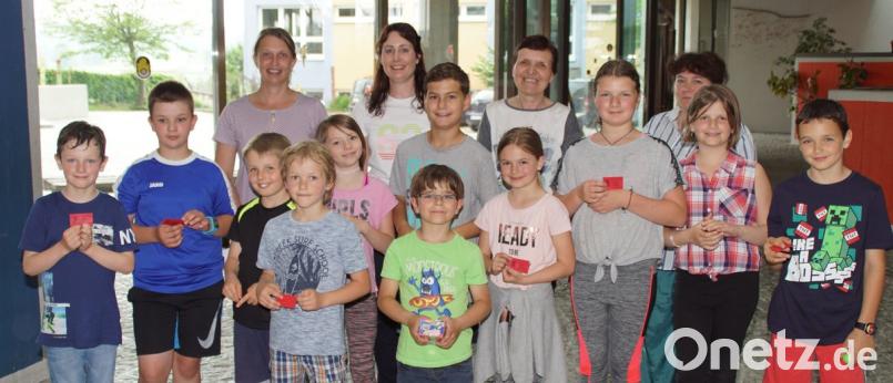 Elternbeiratsvorsitzende Sandra Kaiser, Birgit Enders und Miroslava Sebestova (hinten von links) stellten sich mit den Kindern bei der Siegerehrung zum Erinnerungsbild auf. Bild: mmj