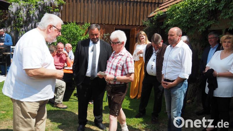 Bild (fvo) Dr. Nikolaus Globisch (links) feierte am Vatertag seinen 70. Geburtstag. Auch Bürgermeister Josef Beimler, die Marktverwaltung und der Marktrat gratulierten.