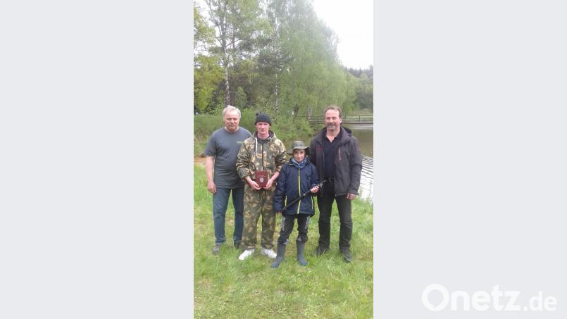 Vorsitzender Willi Stahl (links) und sein Stellvertreter Rudolf Scherm küren mit Yannik Neuner und Gregor Heldt die besten Angler (von rechts).  	Bild: jsa