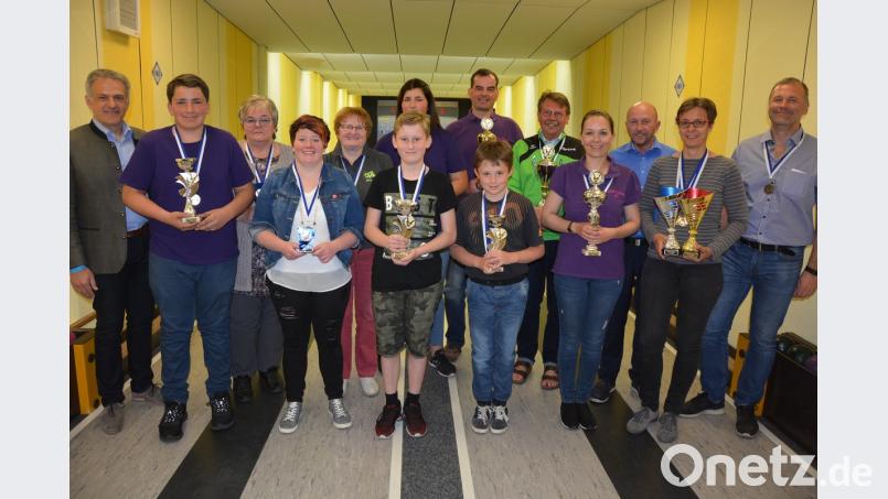 Die besten Hobbykegler der Stadtmeisterschaften mit Bürgermeister Roland Grillmeier (links), &quot;Gut-Holz&quot;-Vorsitzendem Markus Riedl (rechts) und Sportstadtverbandsvorsitzendem Peter Haibach (Dritter von rechts).  	Bild: jr