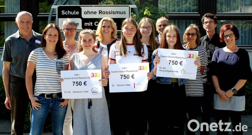 Schecks über jeweils 750 Euro übergaben die Sophie-Scholl-Schülerinnen an die Vertreter von drei Hilfsorganisationen.  	Bild: R. Kreuzer