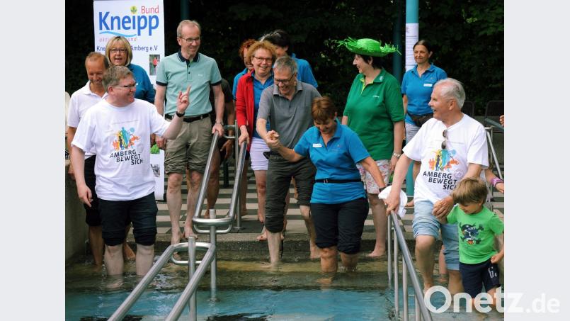 Gemeinsam wagten sich Oberbürgermeister Michael Cerny (links), Norbert Fischer (rechts, Vorsitzender des Stadtverbands für Sport), Evelin Hensel (Mitte, Vorsitzende des Kneipp-Vereins), Bäderleiter Günter Schwarzer (dahinter) und Bürgermeisterin Brigitte Netta in das quellfrische und kalte Wasser des Kneipp-Beckens.  	Bild: Gerhard Franz