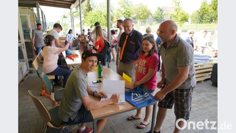 Olympiasieger Eric Frenzel (links) ist beim Raiffeisen-Markttag in Albersrieth bei der Autogrammstunde ein gefragter Mann.  	Bild: fvo