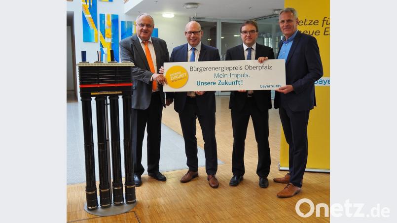 Sie hoffen auf möglichst viele Bewerber zum Bürgerenergiepreis: (von links) Lothar Höher, etz-Geschäftsführer Matthias Rösch; Regierungsvizepräsident Christoph Reichert und Christoph Henzel von der Bayernwerk AG.  	Bild: sbü