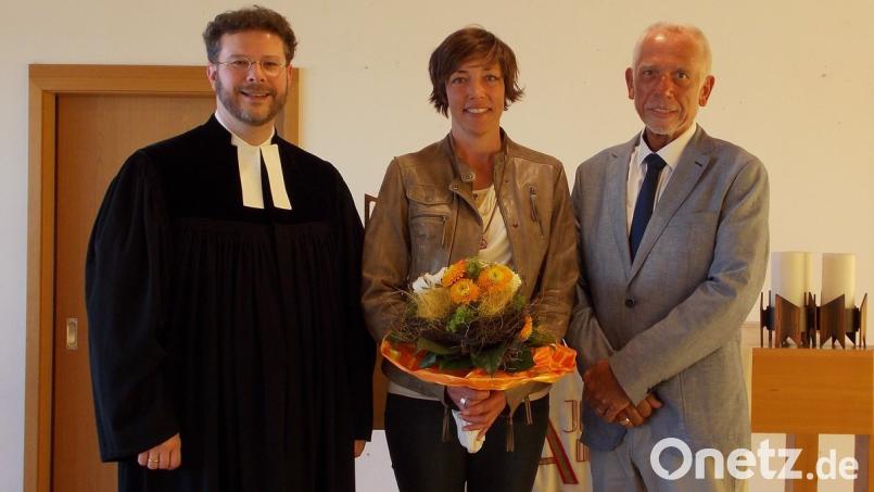 Pfarrer Dr. André Fischer (links) und Vertrauensmann Udo Greim wünschen Kristin Armann eine gute Zusammenarbeit mit der neuen Pfarrsekretärin.  	Bild: rgr