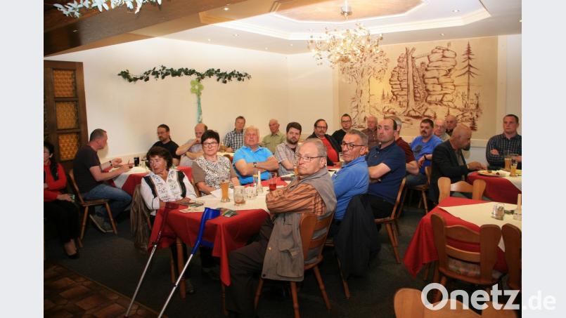 Zweimal im Jahr informiert Bürgermeister Wolfgang Braun bei einer Bürgerversammlung über das aktuelle Geschehen in der Kommune. Zur Frühjahrsveranstaltung im Hotel "Hackelstein" kamen rund 30 Fuchsmühler. Bild: wro