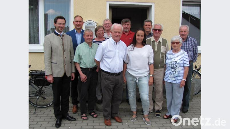 Carola Brust (Fünfte von rechts) führt nun den VdK Mantel. Erhard Kleber (Sechster von links) tritt in die zweite Reihe des Vorstandes zurück. Kleber erhält für seine Verdienste eine hohe Auszeichnung. 	Bild: sei