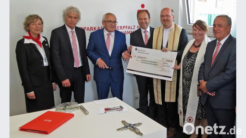 Eine Spende nehmen Vikarin Katharina Bach-Fischer (Zweite von rechts) und Dekan Johannes Lukas (Dritter von rechts) aus den Händen von Ludwig Zitzmann (Dritter von links) und Hans-Jörg Schön (rechts daneben) entgegen. 	Bild: rdo