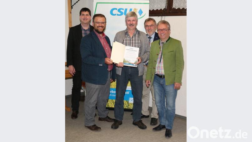 Vorsitzender Hans Walter (vorne links) überreicht Hans Wopperer (Mitte) die Ehrenurkunde der CSU Kastl. Auch die Parteikollegen Arno Stahl, Josef Etterer und Bezirksrat Toni Dutz (von links) gratulieren.  	Bild: rpp