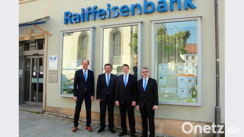 Im Jahr eins der fusionierten Raiffeisenbank Oberpfalz NordWest eG sind die Vorstände Herbert Meier, Joachim Geyer, Thomas Keck und Robert Haubner (von links) mit den Ergebnissen überaus zufrieden.  	Bild: stg
