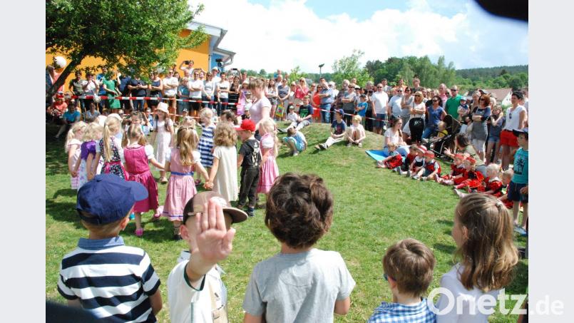 Ausgelassene Stimmung und Freude beim Spielplatzfest der Kindertagesstätte St. Josef Raigering