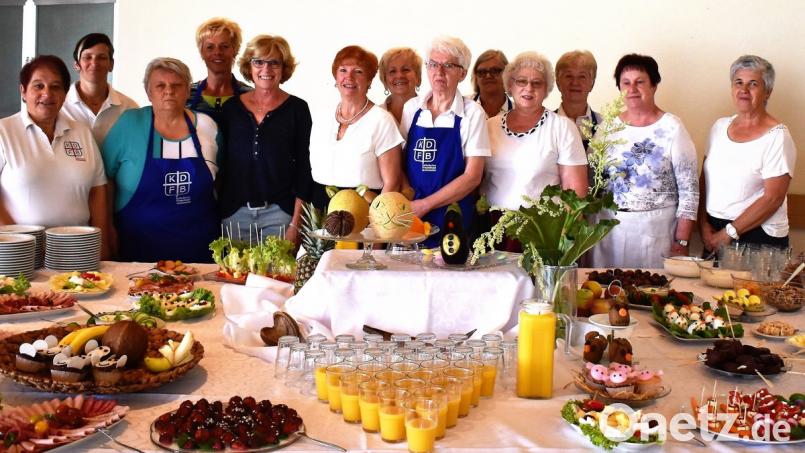 Die Damen rund um Monika Bauer (rechts) und Rosi Ließmann (links) sorgen für ein riesiges Kommunionbuffet nach dem Gottesdienst.  	Bilder: rgr (2)