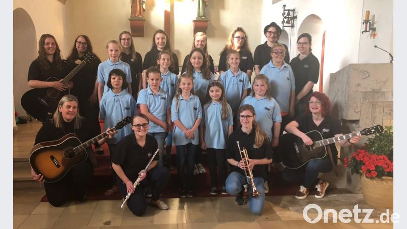 Die 22 junge Sängerinnen und Musikanten des beliebten Kinder- und Jugendchores Bunte Töne machten am Muttertag nicht nur ihren Eltern eine große Freude in der Große bei dem sehr gut besuchten Konzert in der Herz-Jesu-Pfarrkirche.