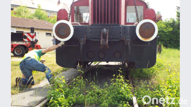 Mit einem Autokran wird die alte Lok millimetergenau auf die Schienen gesetzt.