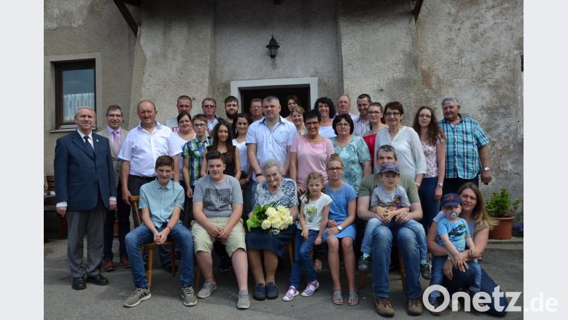 Land- und Gastwirtin Franziska Zimmermann (vorne, mit Rosenstrauß) feiert 90. Geburtstag mit ihrer großen Familie. Glückwünsche kommen auch von Pfarrer Josef Most und Bürgermeister Hermann Ach (von links).  	Bild: gi