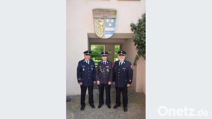 In jüngere Hände legen die Kreisbrandinspektoren Hans Rewitzer (links) und Ulrich Kraus (rechts) sowie Kreisbrandmeister Markus Kindl ihre Ämter.  	Bild: exb