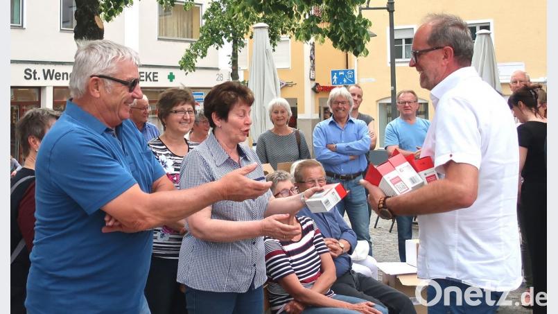 Bezirksvorsitzender Peter Wilhelm (rechts) verteilte 112 Rauchmelder an die Bevölkerung.  	Bilder: Hirsch (2)