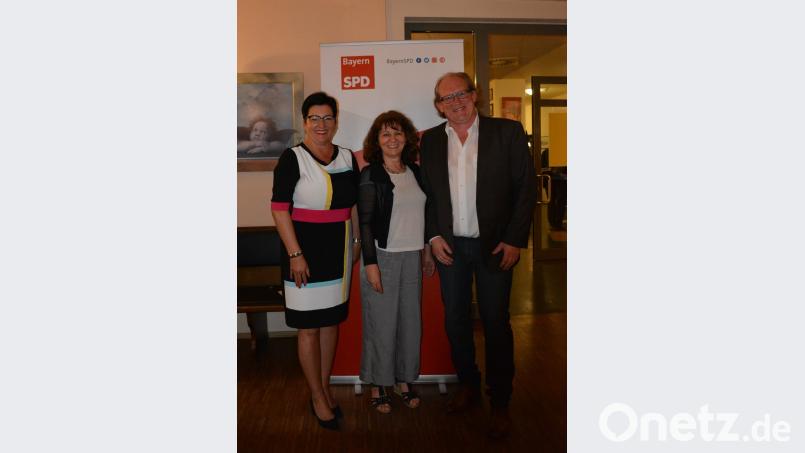 Bürgerversicherung ist keine Einheitsversicherung (von links): Birgit Fruth (stellvertretende SPD-Stadtverbandsvorsitzende), Bundestagsabgeordnete Martina Stamm-Fibich sowie der Landtags-Listenkandidat und Mediziner Armin Rüger.  	Bild: exb